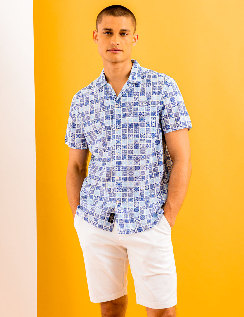 MEDALLION PRINT SHORT SLEEVE WOVEN SHIRT